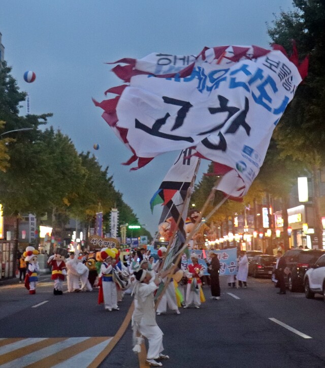 지난 19일 열린 제50회 고창모양성제 거리퍼레이드에서 농악대 회원이 깃발을 흔들고 있다. 고창군 제공