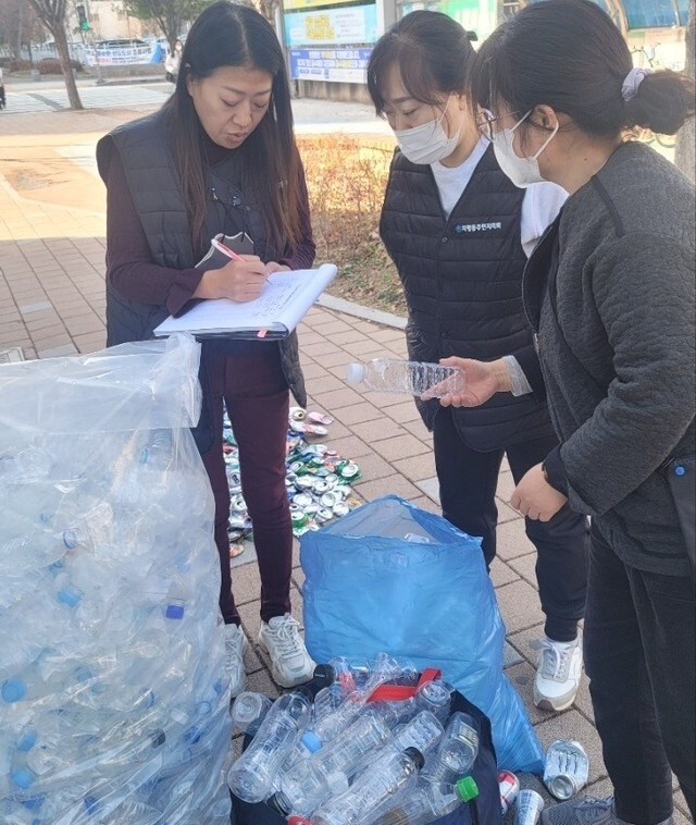 광주광역시 서구 치평동 주민센터 앞에 있는 ‘치평마을 자원순환가게’에서 환경활동가들이 분리 배출 등 자원봉사를 하고 있다. 광주자원순환협의회 제공