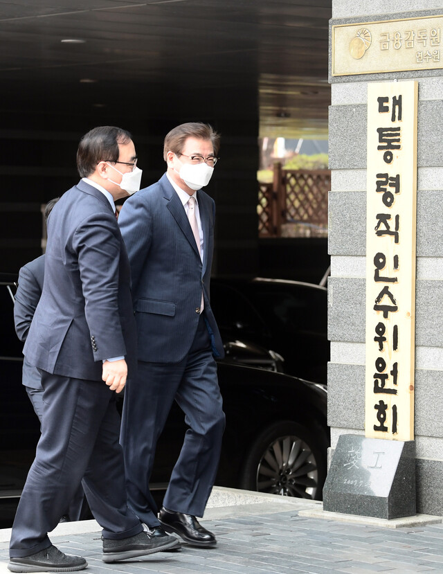 서훈 청와대 국가안보실장이 25일 오후 서울 종로구 통의동 인수위 사무실을 방문하고 있다. 공동취재사진