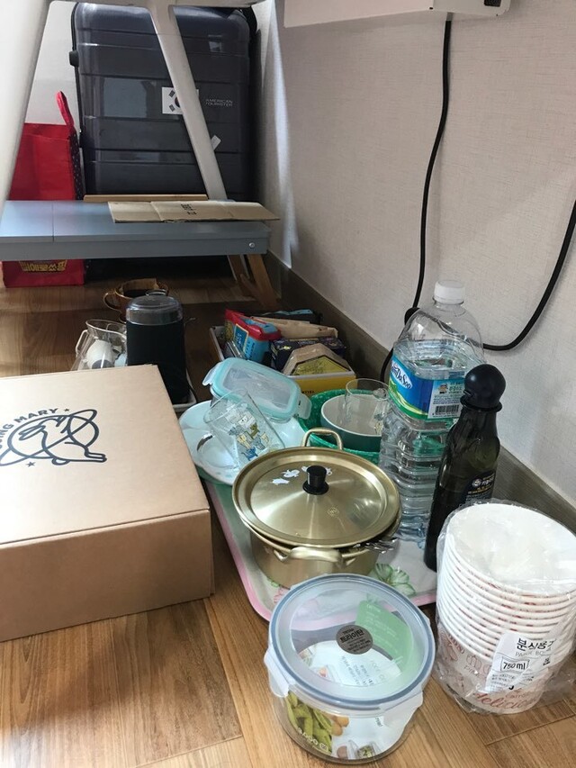 대구 칠곡경북대병원 간호사 유씨의 숙소 내부 모습. 보름 넘게 집에 들어가지 못하는 유씨가 앞서 집에서 가져온 냄비와 반찬 그릇, 일회용품 등이 숙소 한쪽에 쌓여 있다. 유씨 제공