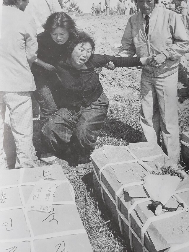 1980년 5월 광주 무등중학교 3학년 김원봉군의 어머니가 아들의 관 앞에서 오열하고 있다. 5·18기념재단 제공