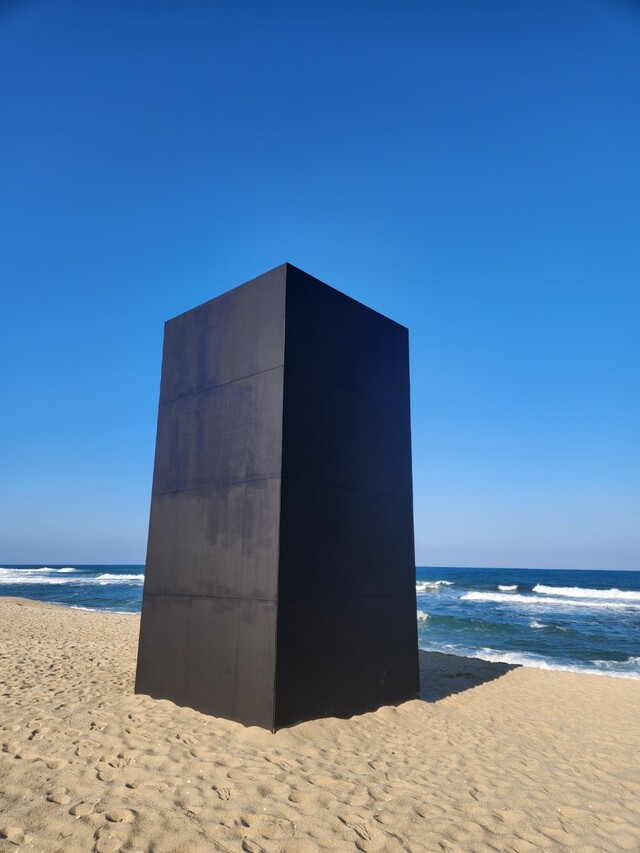 이창훈, 에피그램, 2024, 240×240×480㎝, 경포해변 설치 전경