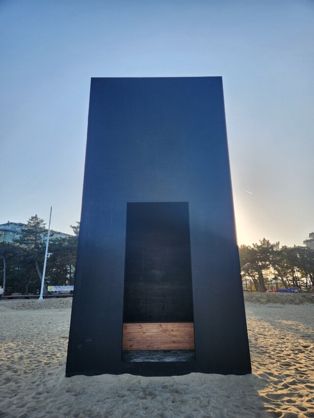 이창훈, 에피그램, 2024, 240×240×480㎝, 경포해변 설치 전경