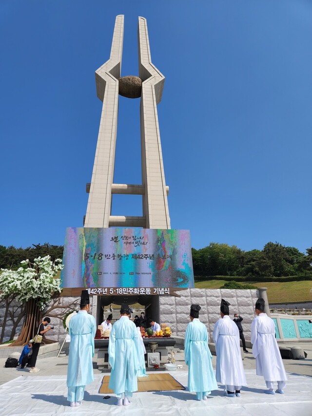 17일 오전 광주 북구 국립5·18민주묘지에서 5·18민주화운동기념일을 하루 앞두고 추모제가 열리고 있다.김용희 기자 kimyh@hani.co.kr