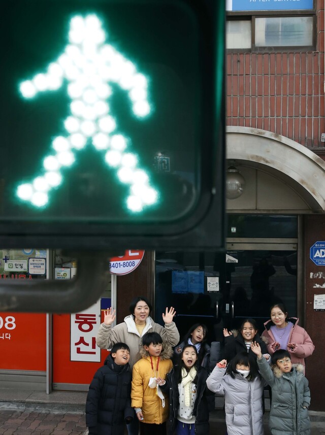 송파구청, 송파경찰서에 신호등 설치 민원 넣었던 서울 송파구 우리동네키움센터 송파5호점 어린이들과 선생님이 16일 오후 설치된 신호등 인근에서 구청과 경찰서 직원들에게 감사인사를 전하고 있다. 김혜윤 기자 unique@hani.co.kr