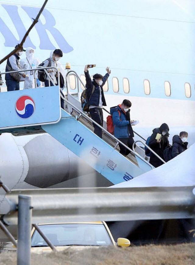 중국 후베이성 우한 교민들이 31일 오전 서울 김포국제공항에 도착해 대한항공 전세기에서 내리고 있다. 연합뉴스