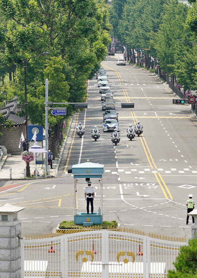 청와대에 초청을 받은 국가 유공자 및 보훈가족 등이 경호처와 경찰의 에스코트를 받으며 청와대 쪽으로 들어서고 있다. 청와대 제공