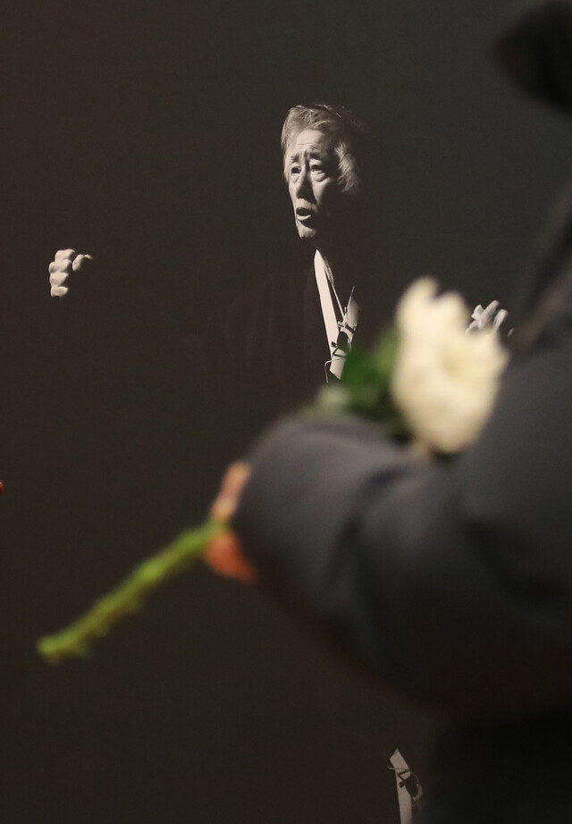 16일 오전 서울 종로구 서울대병원 장례식장에 마련된 백기완 통일문제연구소장 빈소를 찾은 시민이 헌화하고 있다. 공동취재사진