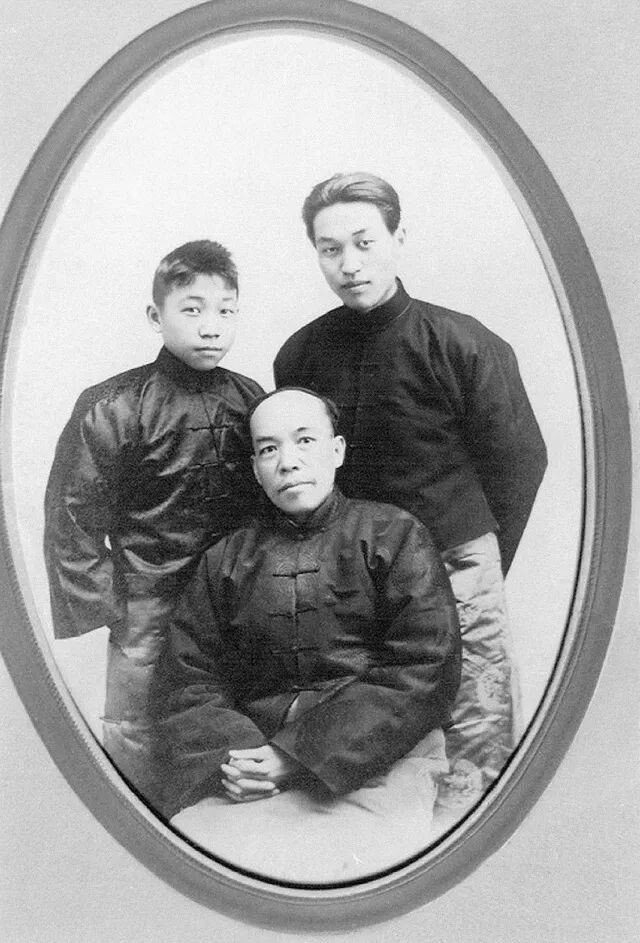 량지차오(가운데)와 그의 셋째 아들인 홍산문화를 조사했던 량스용(오른쪽). 량지차오(가운데)와 그의 셋째 아들인 홍산문화를 조사했던 량스용(오른쪽).