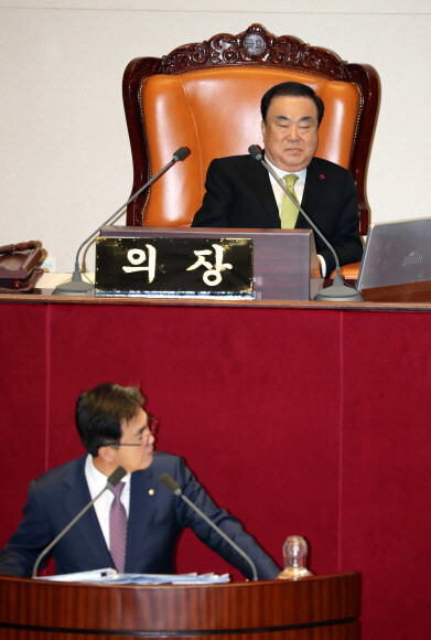 25일 밤 필리버스터가 이어진 국회 본회의장에서 문희상 국회의장이 자유한국당 김태흠 의원의 발언을 듣고 있다. 연합뉴스.