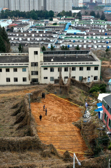 20일 오후 광주 북구 옛 광주교도소 부지에서 시신 수십구가 나와 관계자들이 출입 통제선을 치고 있다. 이들 시신 중에는 무연고 사망자나 사형수 표식 없는 유골이 발견된 것으로 알려져 5·18 행방불명자 관련성이 주목된다. 연합뉴스