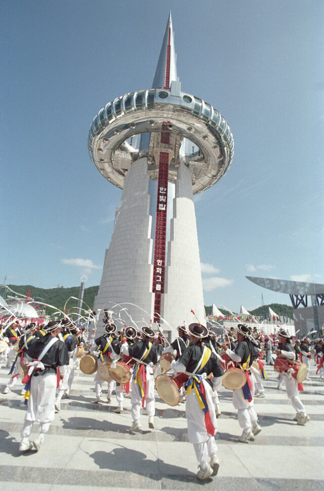 1993년 9월 농악패들이 한빛탑을 맴돌며 엑스포 개회를 축하하는 모습. 연합뉴스