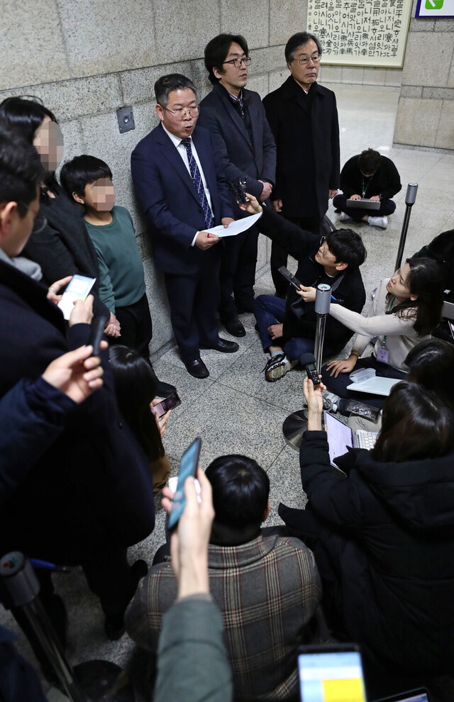 이정일 변호사가 지난 2월 서울 서초구 서울중앙지법에서 중동호흡기증후군(메르스) 80번 환자의 유족들이 국가, 삼성서울병원, 서울대학교병원 등을 상대로 낸 손해배상 청구 소송 1심재판을 마친 뒤 취재진의 질문에 답하고 있다. 연합뉴스