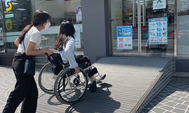 ‘서울대 배리어프리(barrier-free) 보장을 위한 공동행동’이 지난해 8월 휠체어를 이용해 서울시 봉천구 인근 가게들의 편의시설 유무를 조사하고 있다. 서배공 제공