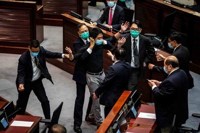 지난 6월4일 홍콩 입법회에서 범민주 진영 테드 후이 입법의원이 끌려나가는 모습. 홍콩/AFP 연합뉴스