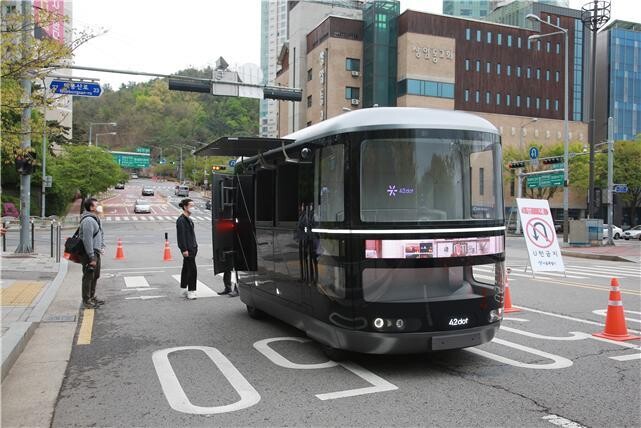 서울 상암동 자율주행차 시범운행 지구를 운행하는 자율주행차량. 서울시 제공