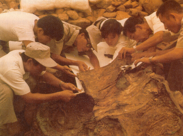 1973년 경주 천마총 고분 발굴 현장에서 조사단원들이 천마도가 그려진 장니를 수습하는 작업 광경. 모자 쓰고 안경을 낀 이가 최근 &lt;신라 6부의 고분 연구&gt;를 펴낸 최병현 교수다. 문화재청 제공