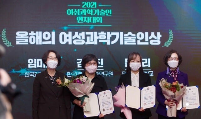 왼쪽부터 임혜숙 장관 과학기술정보통신부 제공)