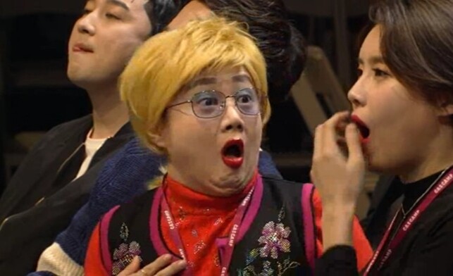 무대와 객석의 코미디언들이 끊임없이 주고받는 상황이 재미를 더한다. 티브이엔 제공