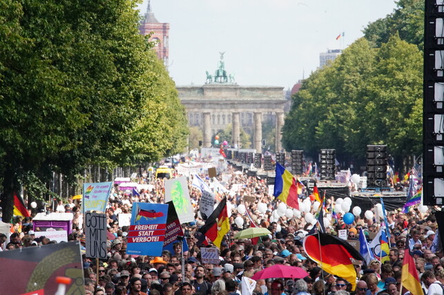 On the 29th (local time) around the Brandenburg Gate in Berlin, the capital of Germany, 30,000 people march who oppose the regulation of the COVID-19 quarantine measure.  Berlin / EPA Yonhap News