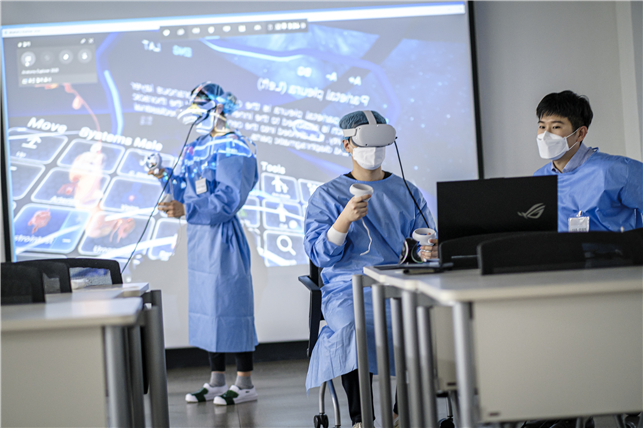 경희대학교가 가상현실(Virtual Reality, VR), 증강현실(Augmented Reality, AR) 콘텐츠 개발에 나섰다. 사진은 VR을 활용한 의과대학의 ‘해부학’ 강의 전경.&nbsp; &nbsp; &nbsp; &nbsp; &nbsp; &nbsp; &nbsp; &nbsp; &nbsp; &nbsp; &nbsp; &nbsp; &nbsp; &nbsp; &nbsp; &nbsp; &nbsp; &nbsp; &nbsp; &nbsp; &nbsp; &nbsp; &nbsp; &nbsp; &nbsp; &nbsp; &nbsp; &nbsp; &nbsp; &nbsp; &nbsp; &nbsp; &nbsp; &nbsp; &nbsp; &nbsp; &nbsp; &nbsp; &nbsp; &nbsp; &nbsp; &nbsp; &nbsp; &nbsp; &nbsp; &nbsp; &nbsp; &nbsp; 경희대 제공