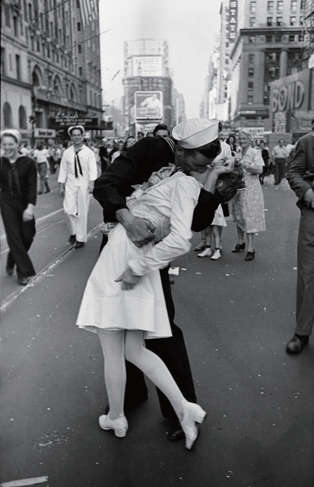 VJ-Day Kiss. 1945. Photo by Alfred Eisenstaedt ⓒThe LIFE Picture Collection