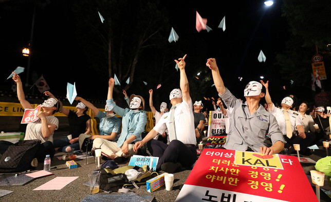 14일 저녁 청와대 인근에서 아시아나와 대한항공 직원들이 총수 및 경영진 규탄 문화제를 열고 촛불을 들어 보이고 있다. 박종식 기자 anaki@hani.co.kr