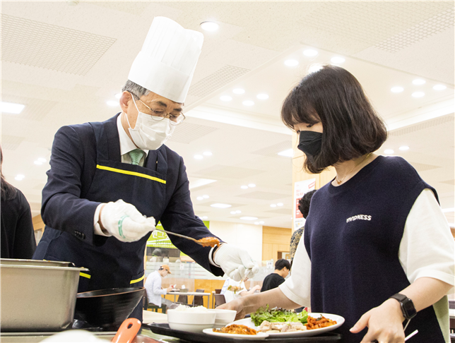 지난 8일 기말고사 격려차 재학생에게 '사랑의 보쌈' 점심을 나눠주고 있는 서순탁 총장(사진 왼쪽). 서울시립대 제공