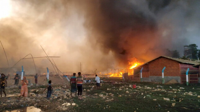 화마가 휩쓸고 간 로힝야 난민촌…15명 사망·400명 생사불명