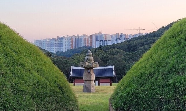 김포 장릉의 원종릉과 인헌왕후릉 봉분 사이에서 남향을 바라본 모습. 멀리 검단신도시 고층 아파트 건물이 빽빽하게 올라온 광경이 보인다. 노형석 기자 nuge@hani.co.kr