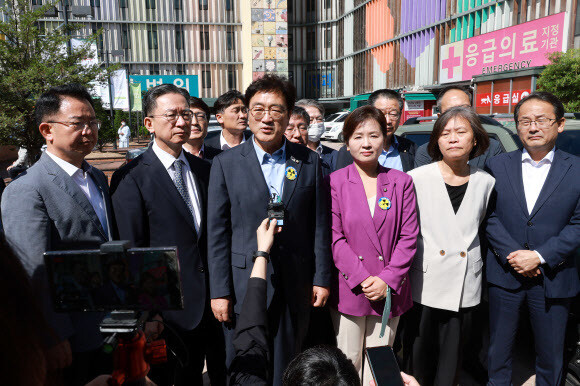 22일 오전 이재명 더불어민주당 대표가 병상 단식을 이어가고 있는 가운데 서울 중랑구 녹색병원 앞에서 이 대표와 면담을 마친 우원식 의원이 취재진 질문에 답하고 있다. 연합뉴스