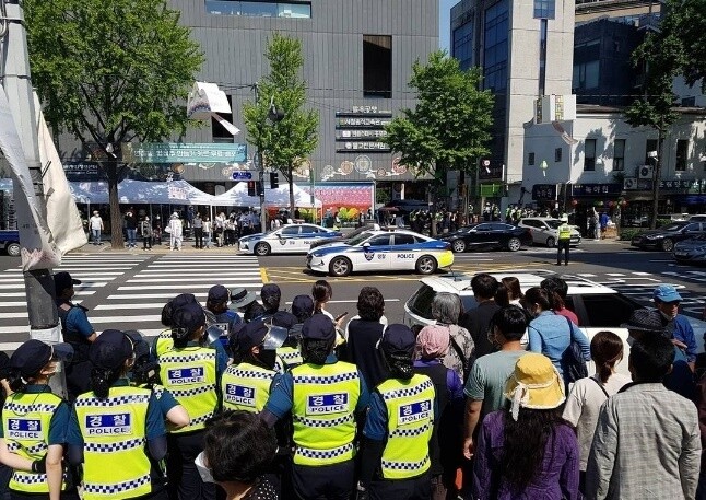 지난 19일 부처님 오신 날 서울 조계사 앞에서 일부 개신교인들이 찬송가를 부르며 봉축법요식을 방해하자 경찰이 출동했다. 조계사청년회 인스타그램 갈무리