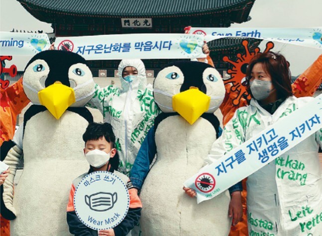 지구의 날인 지난달 22일 서울 광화문광장에서 환경단체 활동가들이 코로나19 사태의 근본원인은 생태계 파괴와 기후변화라며 환경 문제에 대한 관심을 촉구하는 행위극을 하고 있다. 박종식 기자 anaki@hani.co.kr