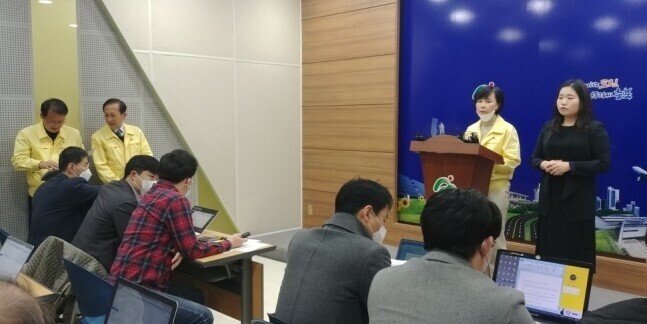 충북도가 코로나19 발생 현황에 관해 설명하고 있다. 한겨레 자료사진