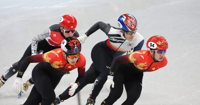 한국 쇼트트랙 대표팀 황대헌이 7일 중국 베이징 서우두체육관에서 열린 2022 베이징겨울올림픽 쇼트트랙 남자 1000m 준결승 1조 경기에서 역주하고 있다. 베이징/연합뉴스