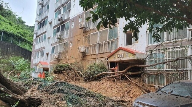 제10호 태풍 '하이선' 영향으로 폭우가 쏟아지면서 지난달 7일 오전 경남 거제시 문ㄳ5동동 한 아파트 앞 절개지가 무너져 아파트 현관을 덮쳤다. 연합뉴스