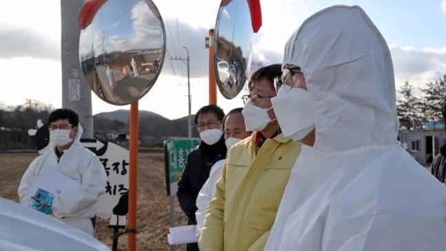 충남도 방역당국 관계자들이 조류인플루엔자 바이러스 방역 대책을 논의하고 있다. 충남도 제공