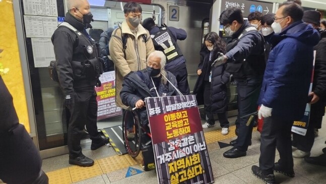 지난 19일 아침 8시17분께 전국장애인차별철폐연대(전장연) 활동가들이 서울지하철 1호선 서울역에서 내려 ‘지하철 선전전’을 진행하고 있다. 박지영 기자