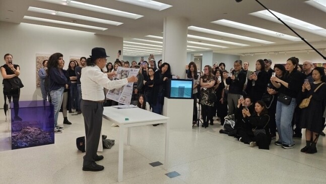 11월17일 미국 뉴욕 구겐하임미술관에서 펼쳐진 성능경의 신문 읽고 오리기 단독 퍼포먼스 장면. 이한빛씨 제공