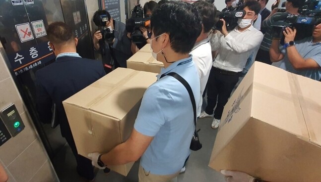 경찰이 춘천 의암호 선박 전복 사고와 관련해 춘천시청 등을 압수수색하고 있다. 연합뉴스