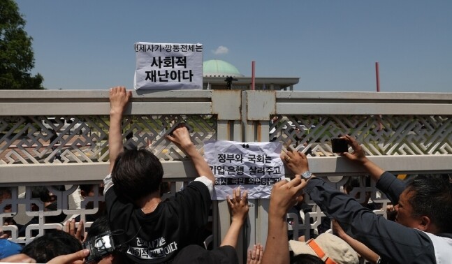 전세사기·깡통전세 피해자 전국 대책위원회 관계자들이 23일 국회 앞에서 ‘제대로 된 특별법 처리 촉구’ 서명 용지를 국회에 전달하려다 경찰에 막히자 항의하고 있다. 강창광 선임기자 chang@hani.co.kr