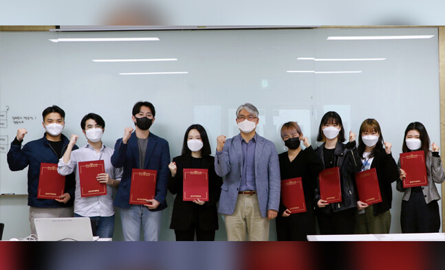 (좌측부터) ㈜크레디코퍼레이션팀(김우린, 이민호, 이지훈), New Epic팀(이정수), 리상섭 아트컬처 캠퍼스타운 사업단장, Anyleft팀(박지유, 차정연, 남상지, 안정우).&nbsp; &nbsp; &nbsp; &nbsp; &nbsp; &nbsp; &nbsp; &nbsp; &nbsp; &nbsp; &nbsp; &nbsp; &nbsp; &nbsp; &nbsp; &nbsp; &nbsp; &nbsp; &nbsp; &nbsp; &nbsp; &nbsp; &nbsp; &nbsp; &nbsp; &nbsp; &nbsp; &nbsp; &nbsp; &nbsp; &nbsp; &nbsp; &nbsp; &nbsp; &nbsp; &nbsp; &nbsp; &nbsp; &nbsp; &nbsp; 동덕여대 제공