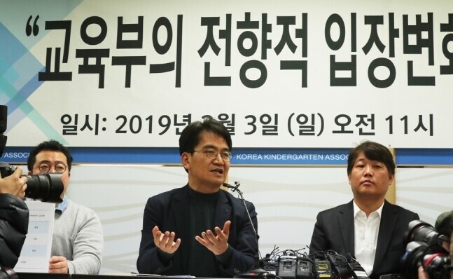 이덕선 당시 한국유치원총연합회 이사장(가운데)이 2019년 3월3일 오전 서울 용산구 한유총 사무실에서 열린 ‘교육부의 전향적 입장변화 촉구’ 기자회견에서 기자들의 질문에 답하고 있다. 백소아 기자 thanks@hani.co.kr
