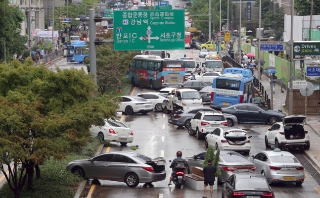 8일 내린 폭우로 불어난 물에 갇혔던 시민들이 두고 대피한 차량들이 9일 오전 서울 서초구 진흥아파트 앞 서초대로 위에 뒤엉켜 있다. 김정효 기자 hyopd@hani.co.kr