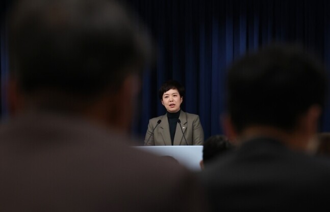김은혜 대통령실 홍보수석이 지난 22일 오후 서울 용산 대통령실 청사 브리핑룸에서 브리핑하고 있다. 연합뉴스 김은혜 대통령실 홍보수석이 지난 22일 오후 서울 용산 대통령실 청사 브리핑룸에서 브리핑하고 있다. 연합뉴스