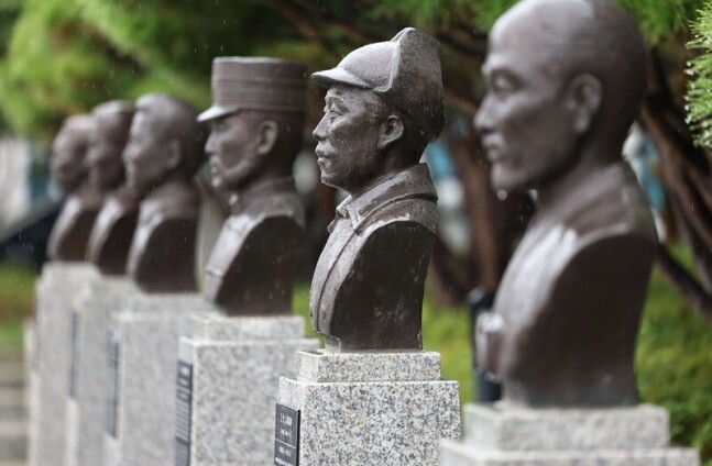 서울 용산구 국방부 청사 앞에 설치된 고 홍범도 장군 흉상 모습. 연합뉴스