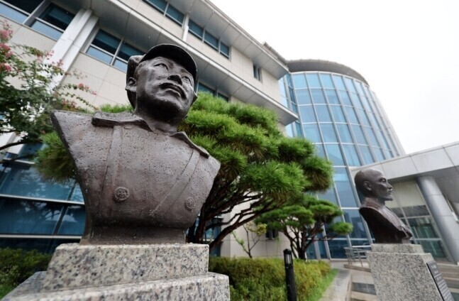 국방부가 육군사관학교 교내뿐 아니라 국방부 청사 앞에 설치된 고(故) 홍범도 장군 흉상에 대해서도 필요시 이전을 검토하고 있다고 밝힌 지난달 28일 서울 용산구 국방부 청사 앞에 설치된 고 홍범도 장군 흉상 모습. 연합뉴스