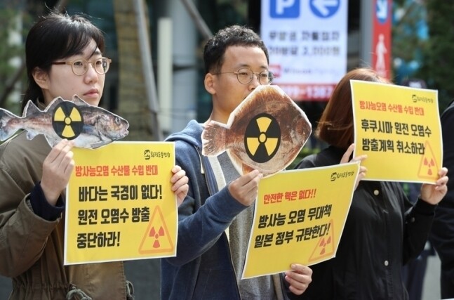 시민방사능감시센터와 노동환경연구소, 두레생협연합, 여성환경연대 등 시민사회단체 회원들이 일본 정부와 도쿄전력이 후쿠시마 원전에 쌓인 방사능 오염수의 바다 방출 계획을 추진하는 것을 철회하라고 촉구하고 있다. 김정효 기자 hyopd@hani.co.kr