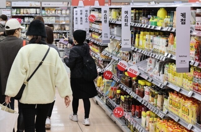 서울의 한 대형마트 식품 판매대, 연합뉴스