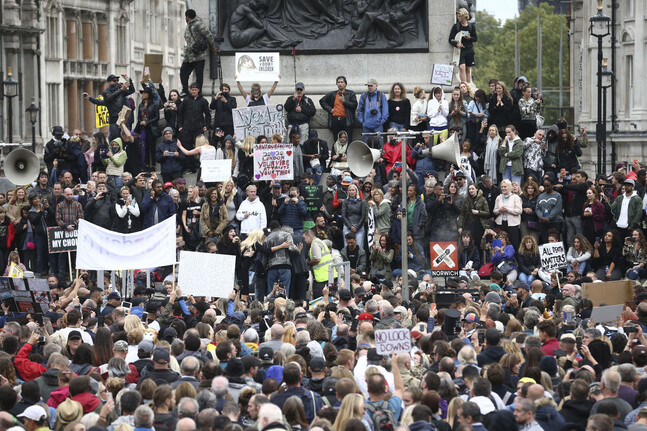 On the 29th (local time), people protesting Corona 19 prevention regulatory measures are protesting in Trafalgar Square in London, UK.  London / AP Yonhap News